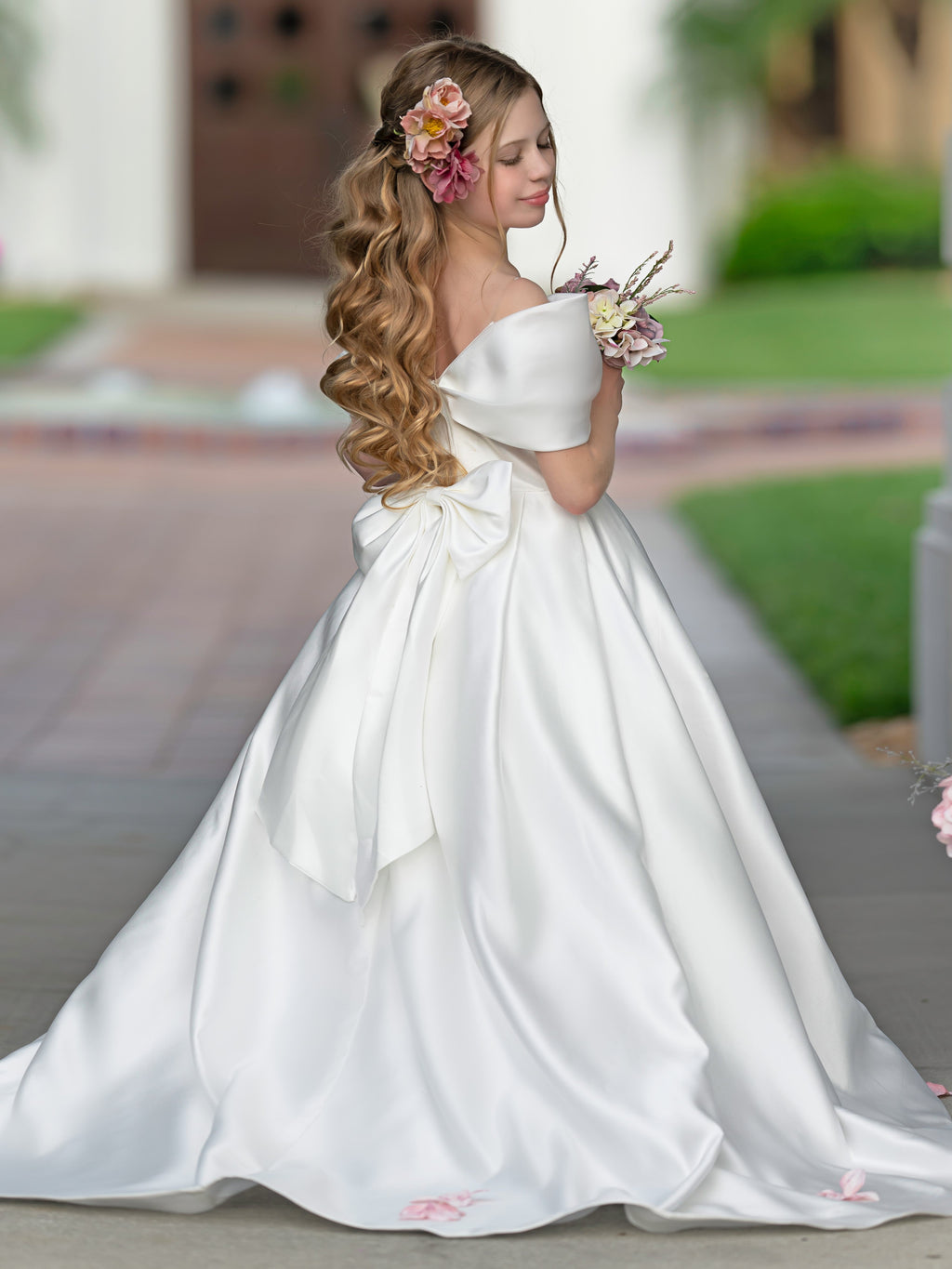 Elegante vestido de princesa de satén marfil con cola y lazo para niñas de las flores 