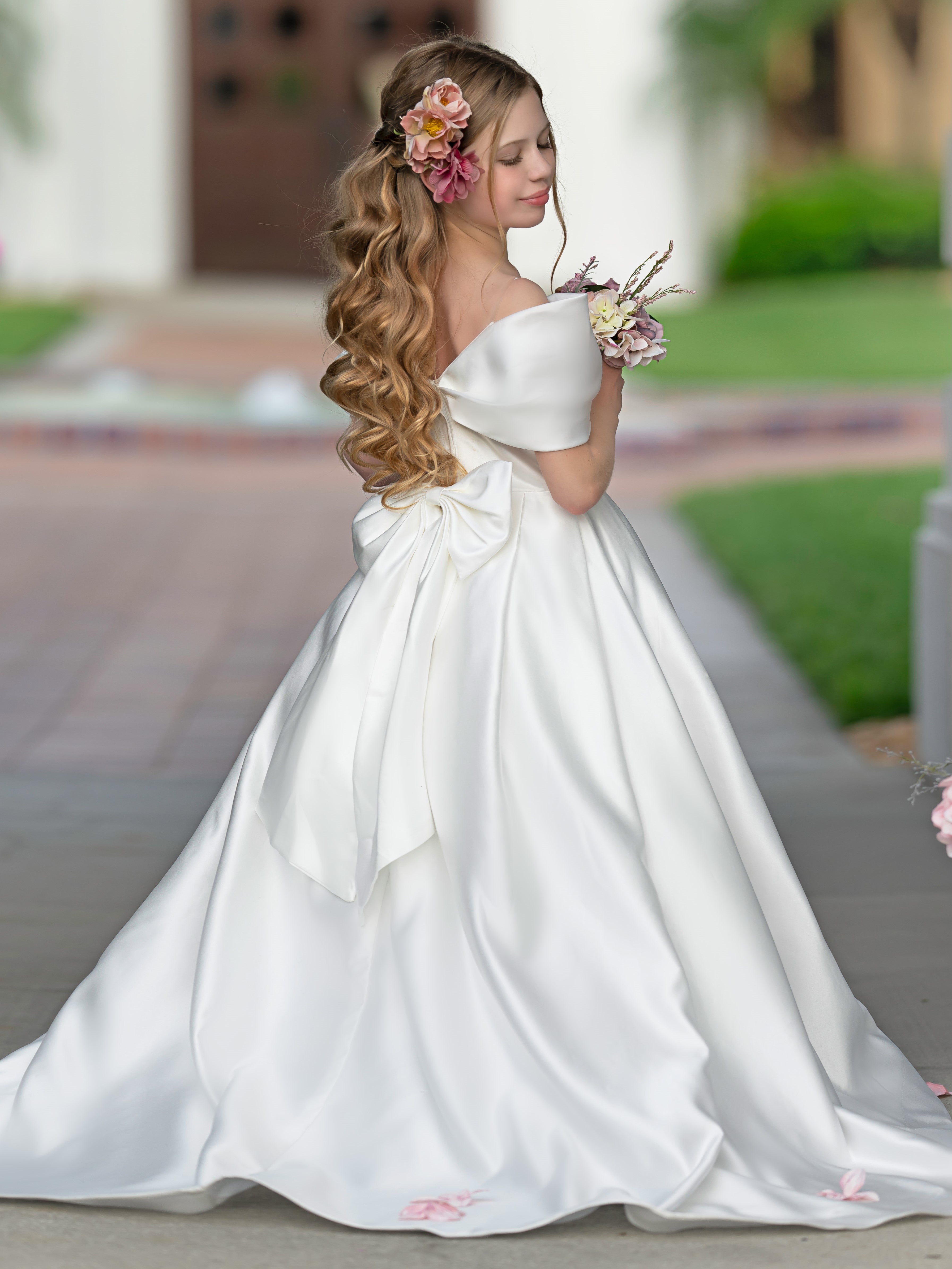 Elegante vestido de princesa de satén marfil con cola y lazo para niñas de las flores 
