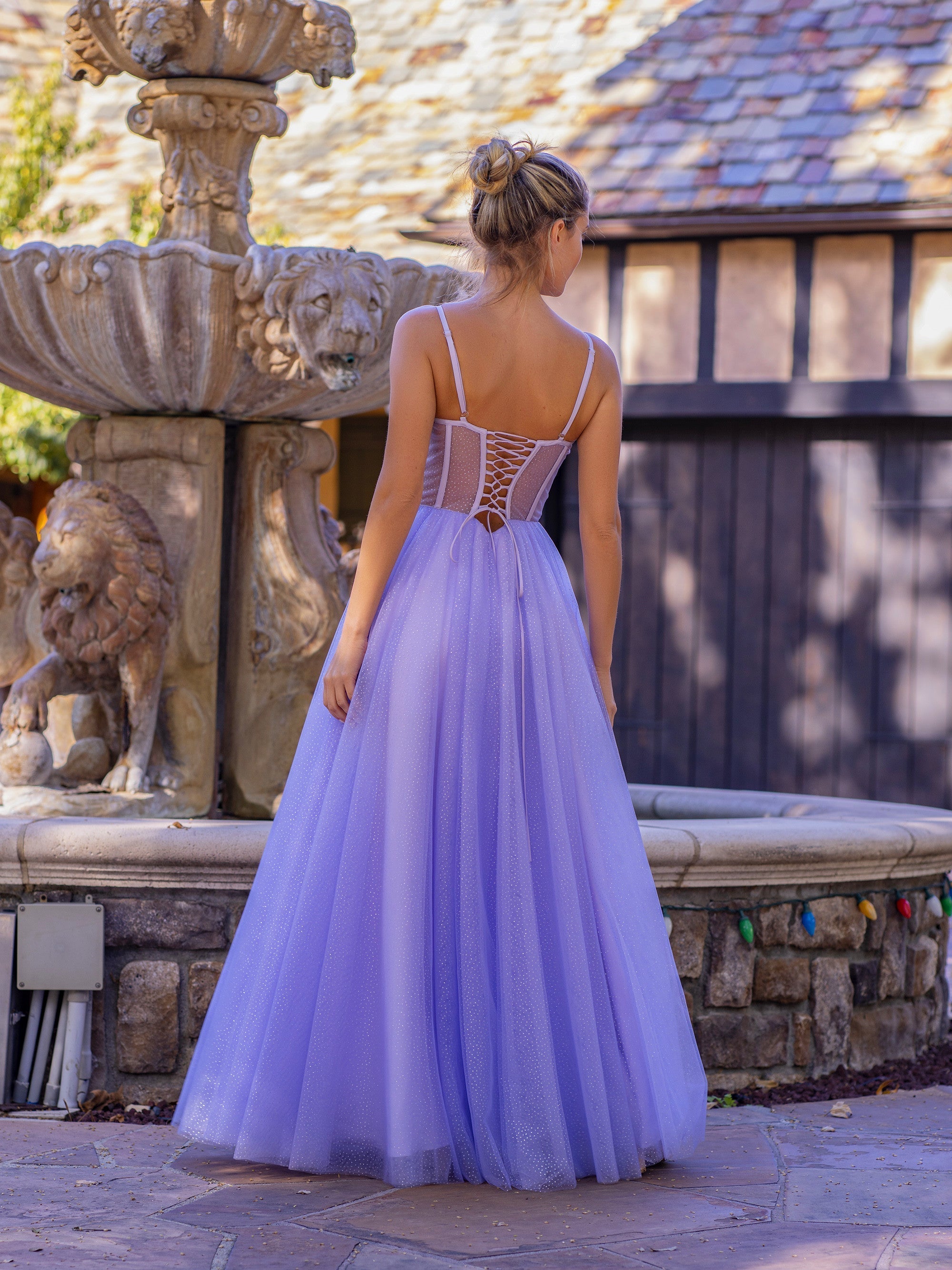 Vestido de fiesta de tul hasta el suelo con corsé y tirantes finos