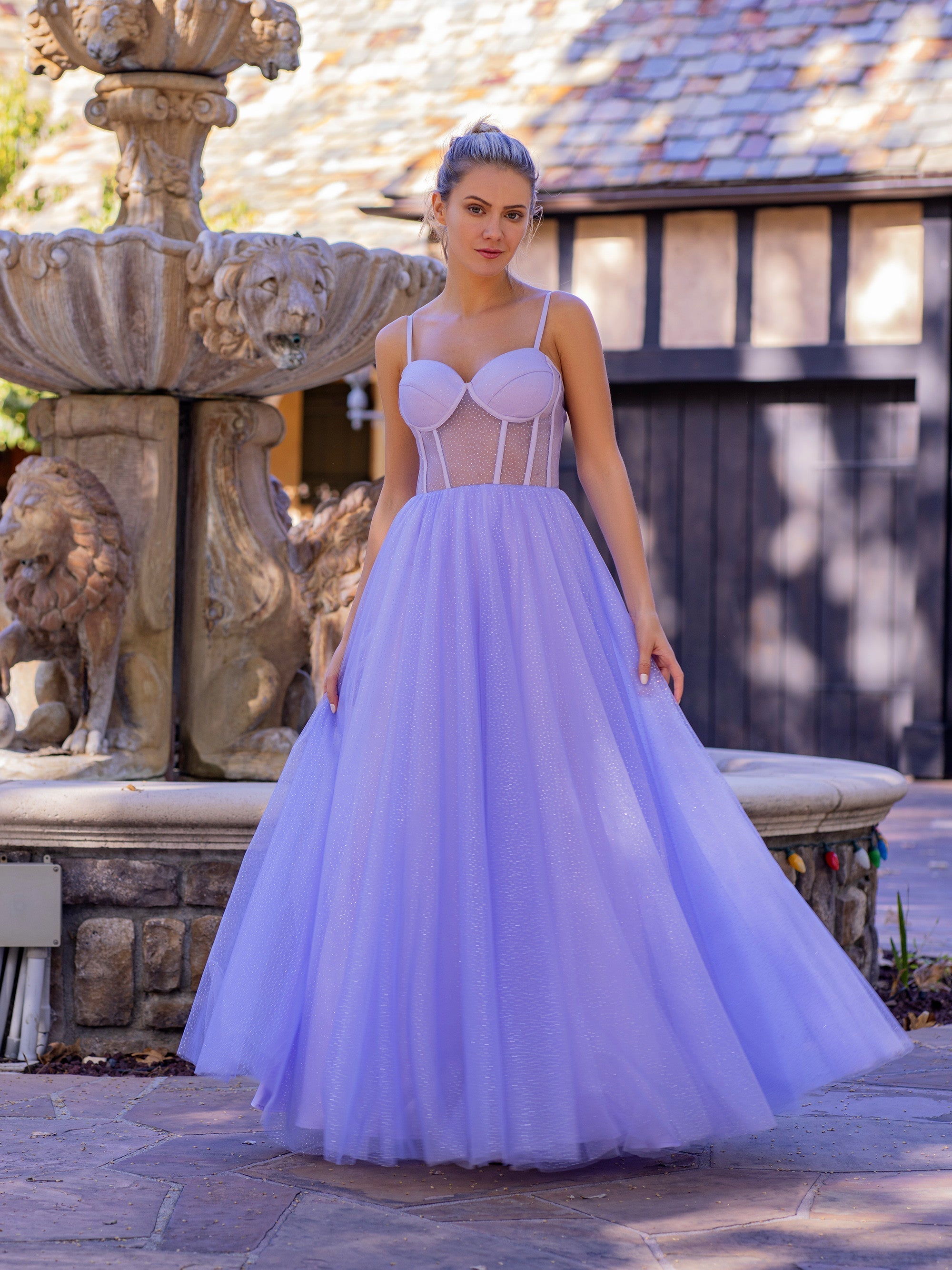Vestido de fiesta de tul hasta el suelo con corsé y tirantes finos