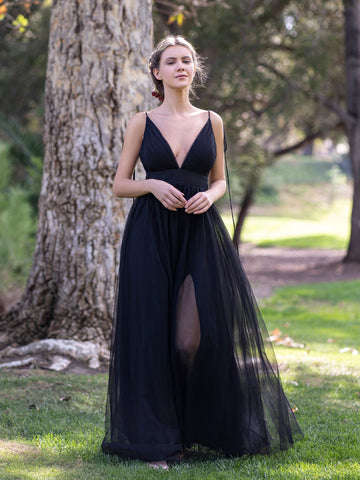 Robe de bal en tulle à décolleté plongeant et traîne.