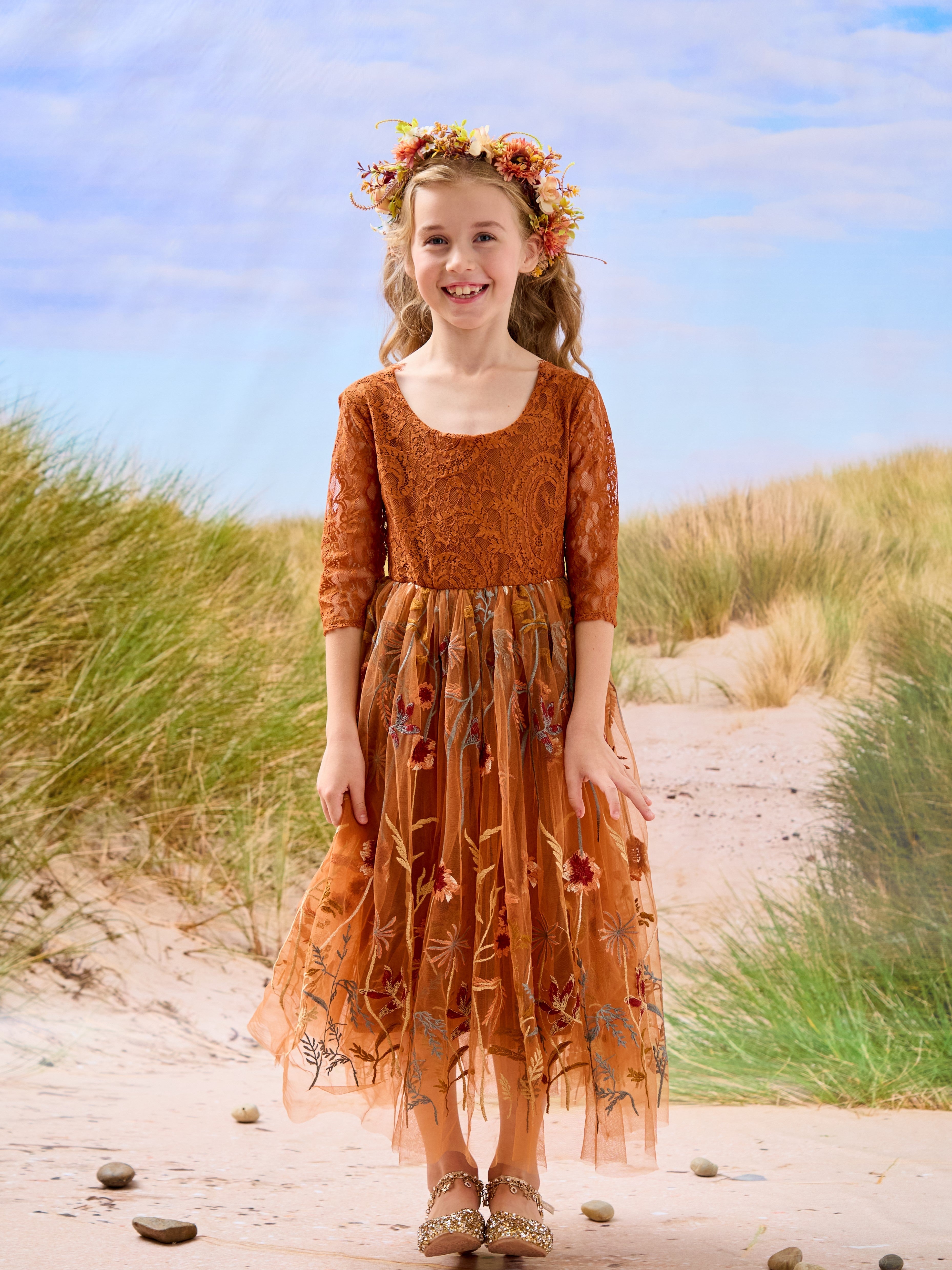 Vestido de niña de las flores color naranja quemado, con encaje, tul y bordados hasta el tobillo 