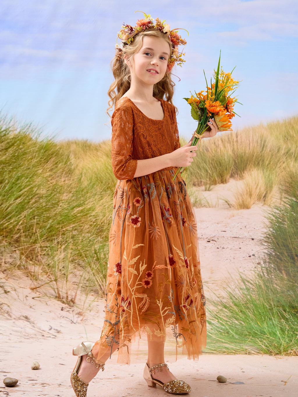 Vestido de niña de las flores color naranja quemado, con encaje, tul y bordados hasta el tobillo 