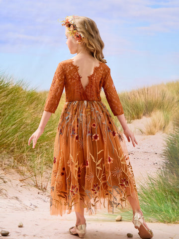 Vestido de niña de las flores color naranja quemado, con encaje, tul y bordados hasta el tobillo 