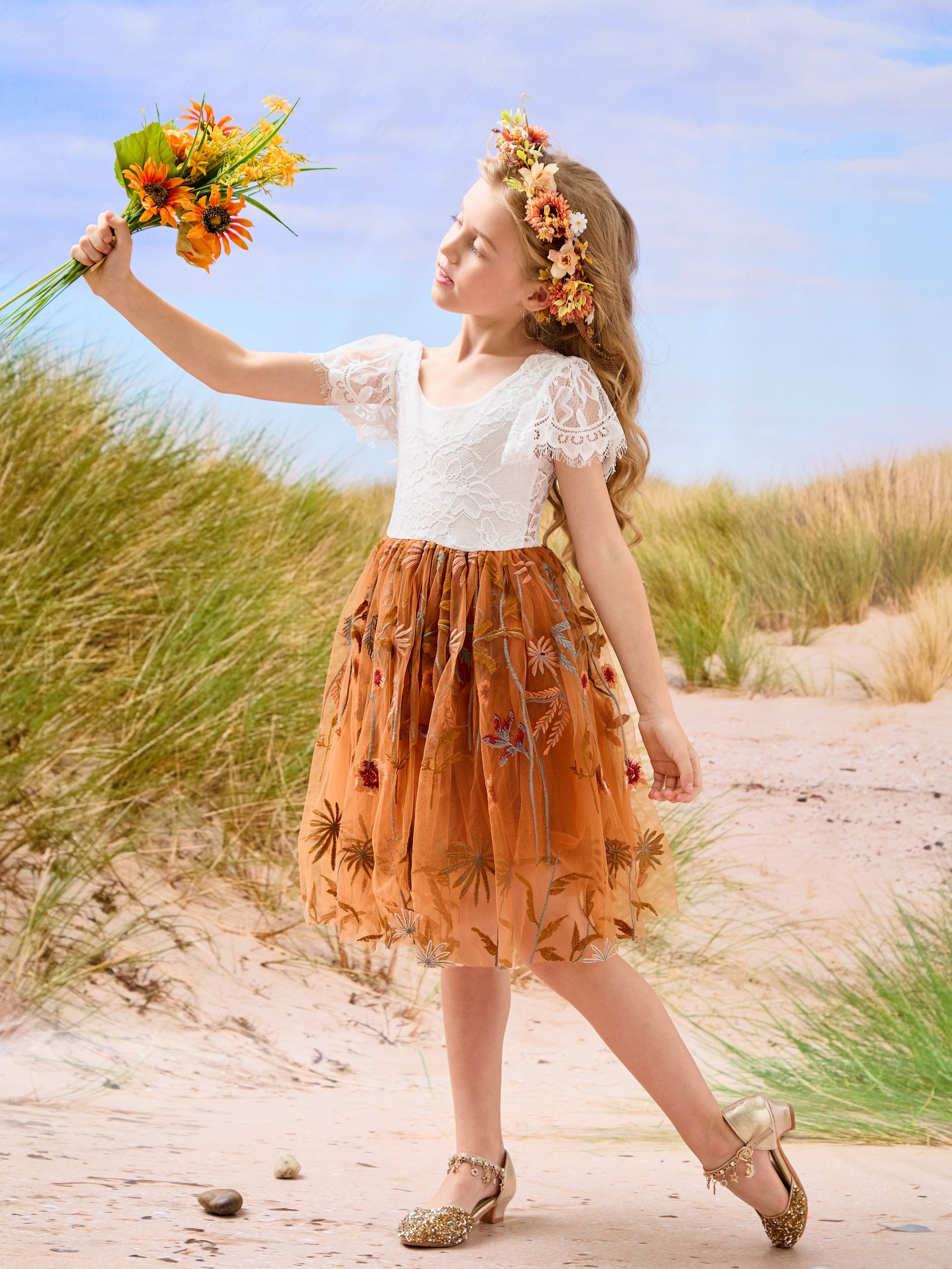 Vestido de niña de las flores color naranja quemado, blanco, encaje, tul y bordado hasta la rodilla 