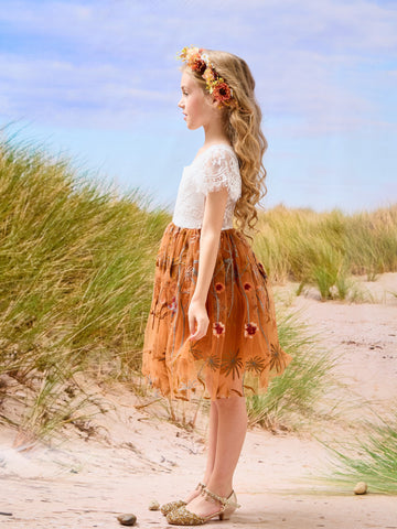 Vestido de niña de las flores color naranja quemado, blanco, encaje, tul y bordado hasta la rodilla 