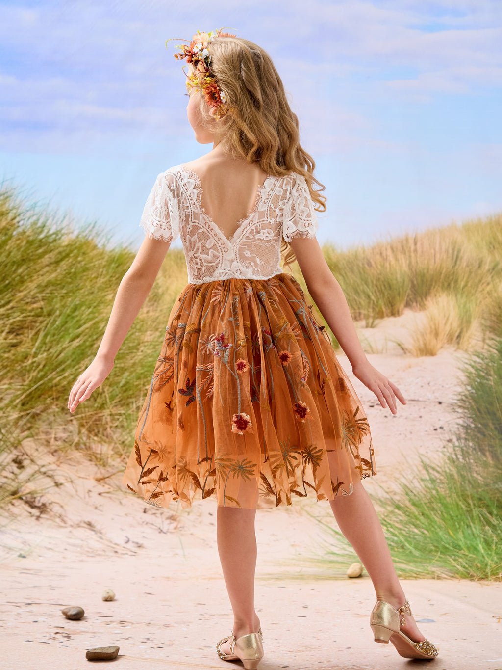Vestido de niña de las flores color naranja quemado, blanco, encaje, tul y bordado hasta la rodilla 