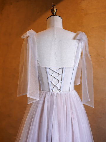 Vestido largo de fiesta de corte A con corsé, apliques de tul, tirantes con lazo y cola de barrido.