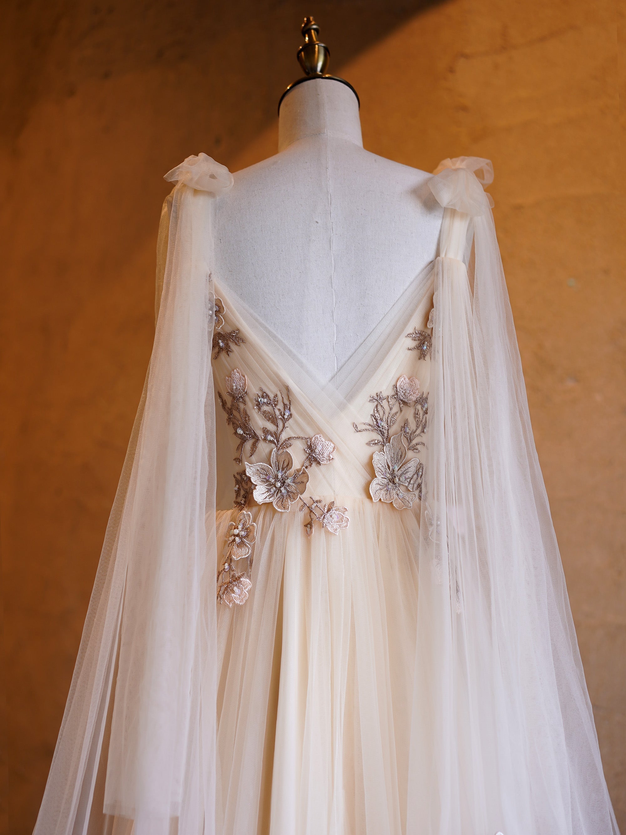 Vestidos de graduación largos hasta el suelo con escote en V profundo, bordado de tul y corte en A