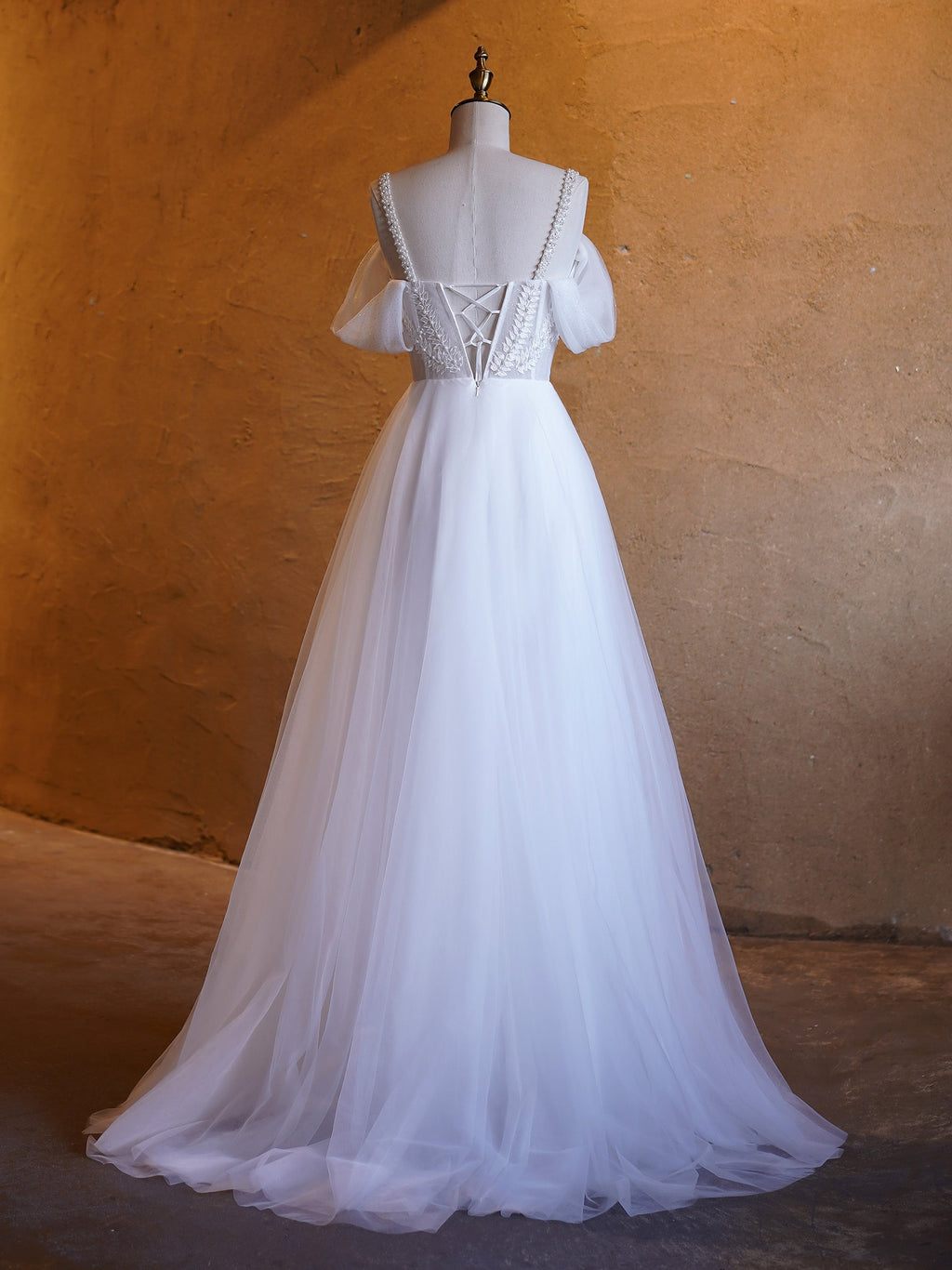 Vestidos de fiesta largos hasta el suelo con escote en V y adornos de perlas