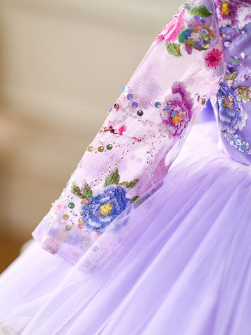 Vestido de bebé niña color lila con lentejuelas, mangas largas con volantes y largo hasta la rodilla 