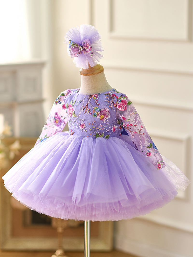 Vestido de bebé niña color lila con lentejuelas, mangas largas con volantes y largo hasta la rodilla 