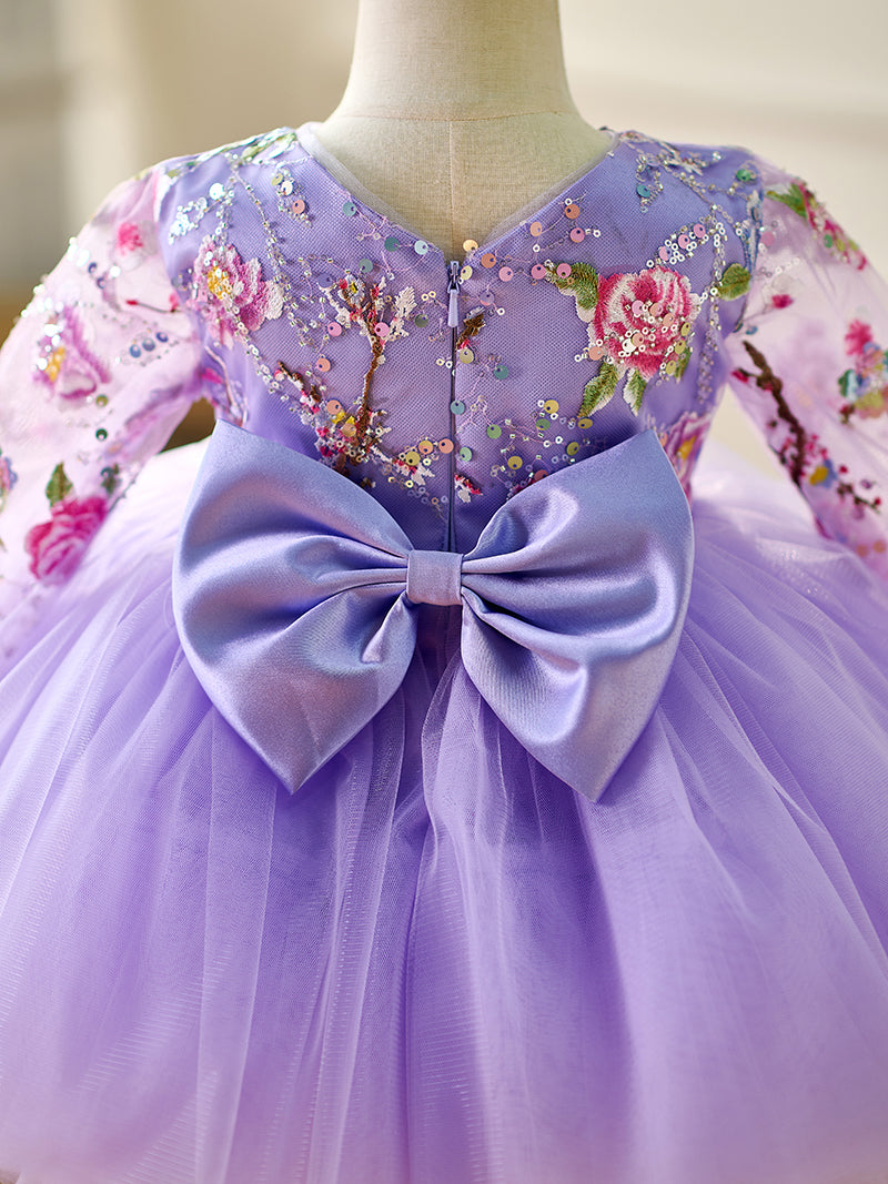 Vestido de bebé niña color lila con lentejuelas, mangas largas con volantes y largo hasta la rodilla 