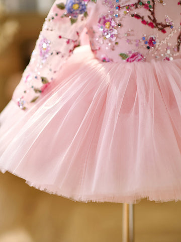 Vestido de bebé niña color lila con lentejuelas, mangas largas con volantes y largo hasta la rodilla 