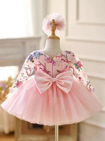 Vestido de bebé niña color lila con lentejuelas, mangas largas con volantes y largo hasta la rodilla 