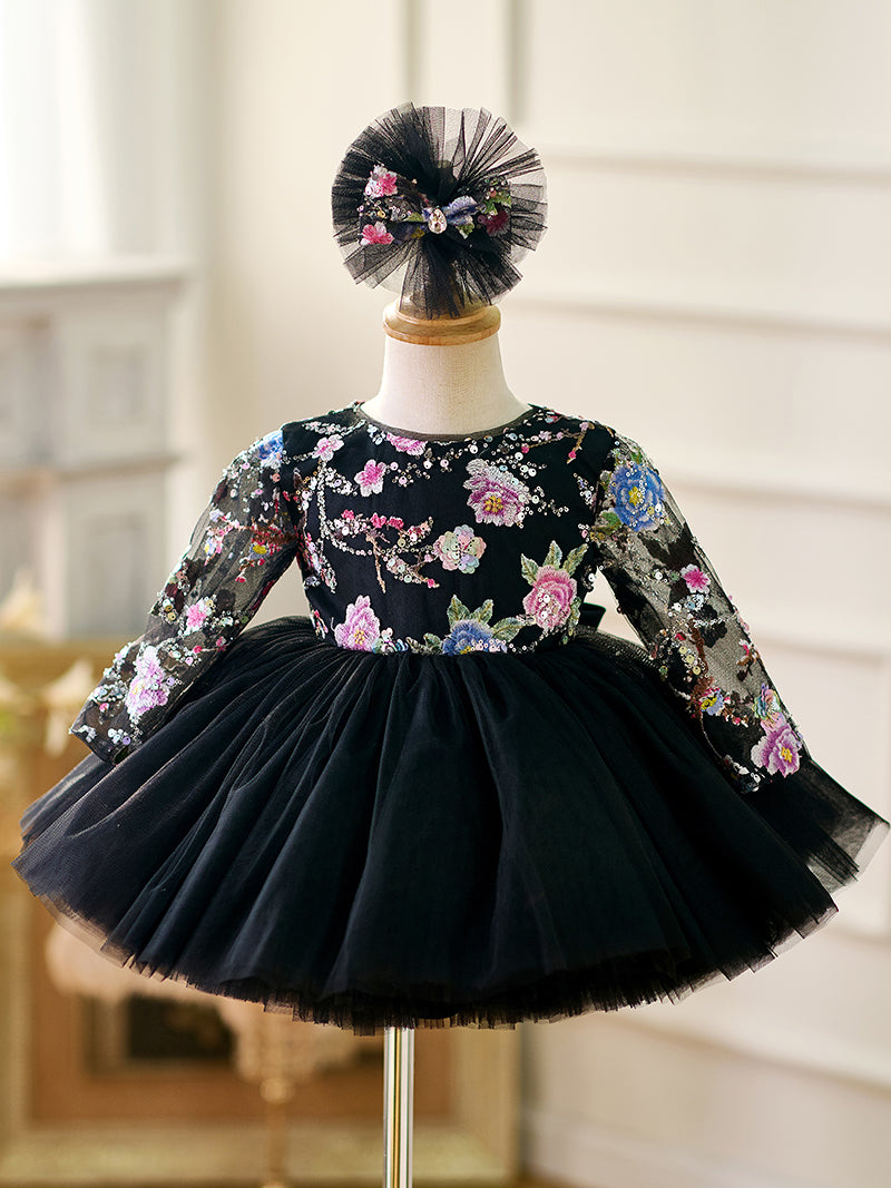 Vestido de bebé niña color lila con lentejuelas, mangas largas con volantes y largo hasta la rodilla 