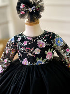 Vestido de bebé niña color lila con lentejuelas, mangas largas con volantes y largo hasta la rodilla 