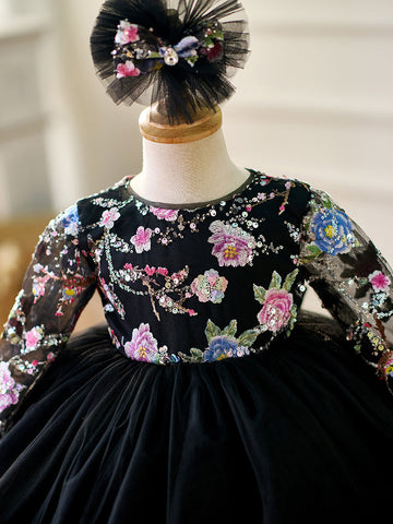 Vestido de bebé niña color lila con lentejuelas, mangas largas con volantes y largo hasta la rodilla 