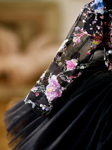 Vestido de bebé niña color lila con lentejuelas, mangas largas con volantes y largo hasta la rodilla 