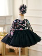 Vestido de bebé niña color lila con lentejuelas, mangas largas con volantes y largo hasta la rodilla 