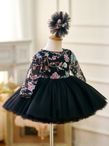 Vestido de bebé niña color lila con lentejuelas, mangas largas con volantes y largo hasta la rodilla 