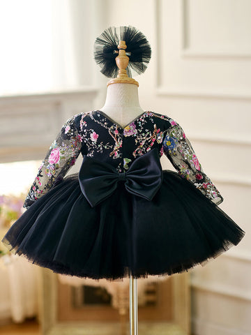 Vestido de bebé niña color lila con lentejuelas, mangas largas con volantes y largo hasta la rodilla 