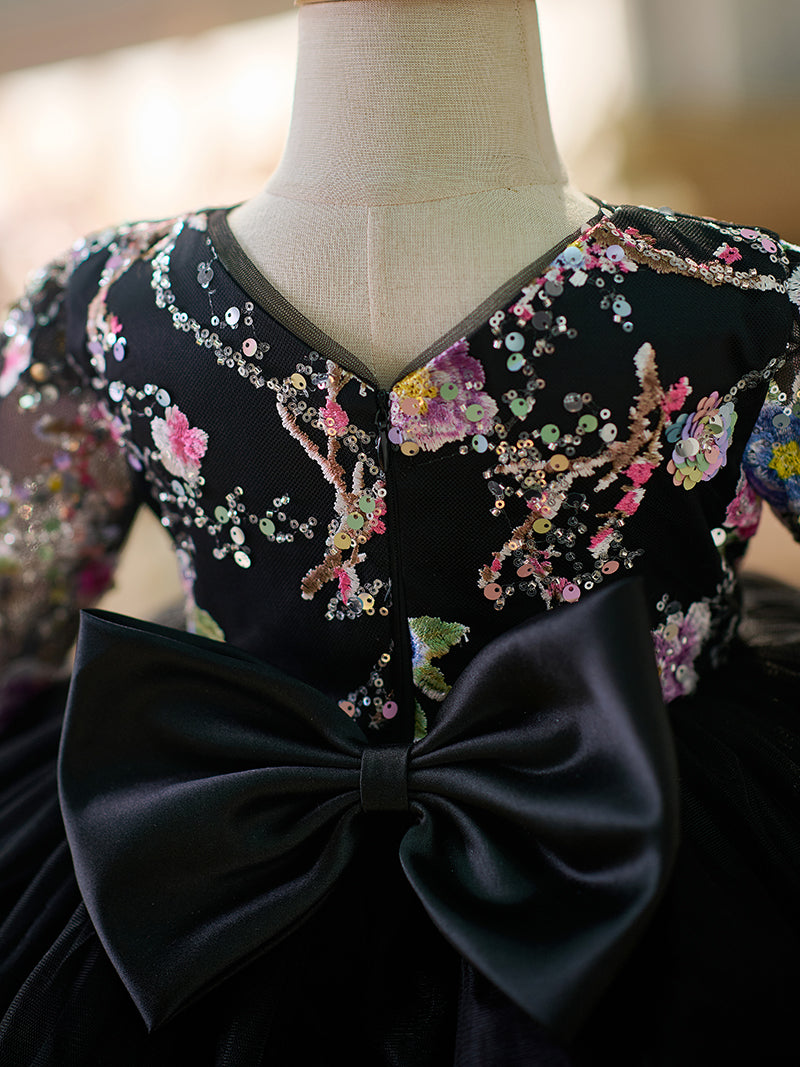 Vestido de bebé niña color lila con lentejuelas, mangas largas con volantes y largo hasta la rodilla 