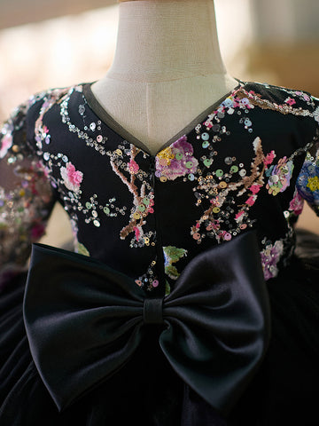 Vestido de bebé niña color lila con lentejuelas, mangas largas con volantes y largo hasta la rodilla 