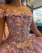 Robe de bal élégante en tulle brillant à épaules dénudées et appliqués lavande, ornée de fleurs 3D, idéale pour une fête de 15 ans (Y285)