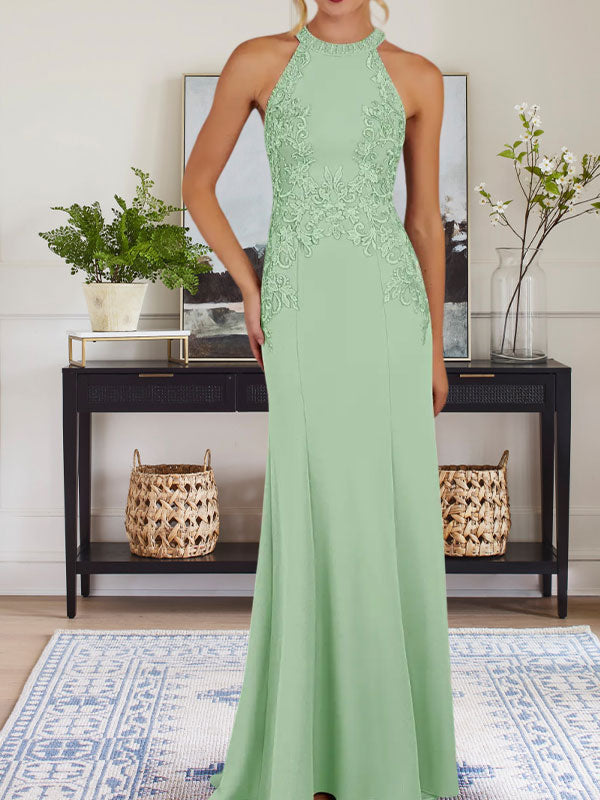 Vestido largo azul grisáceo de corte recto con cuello halter para la madre de la novia con apliques