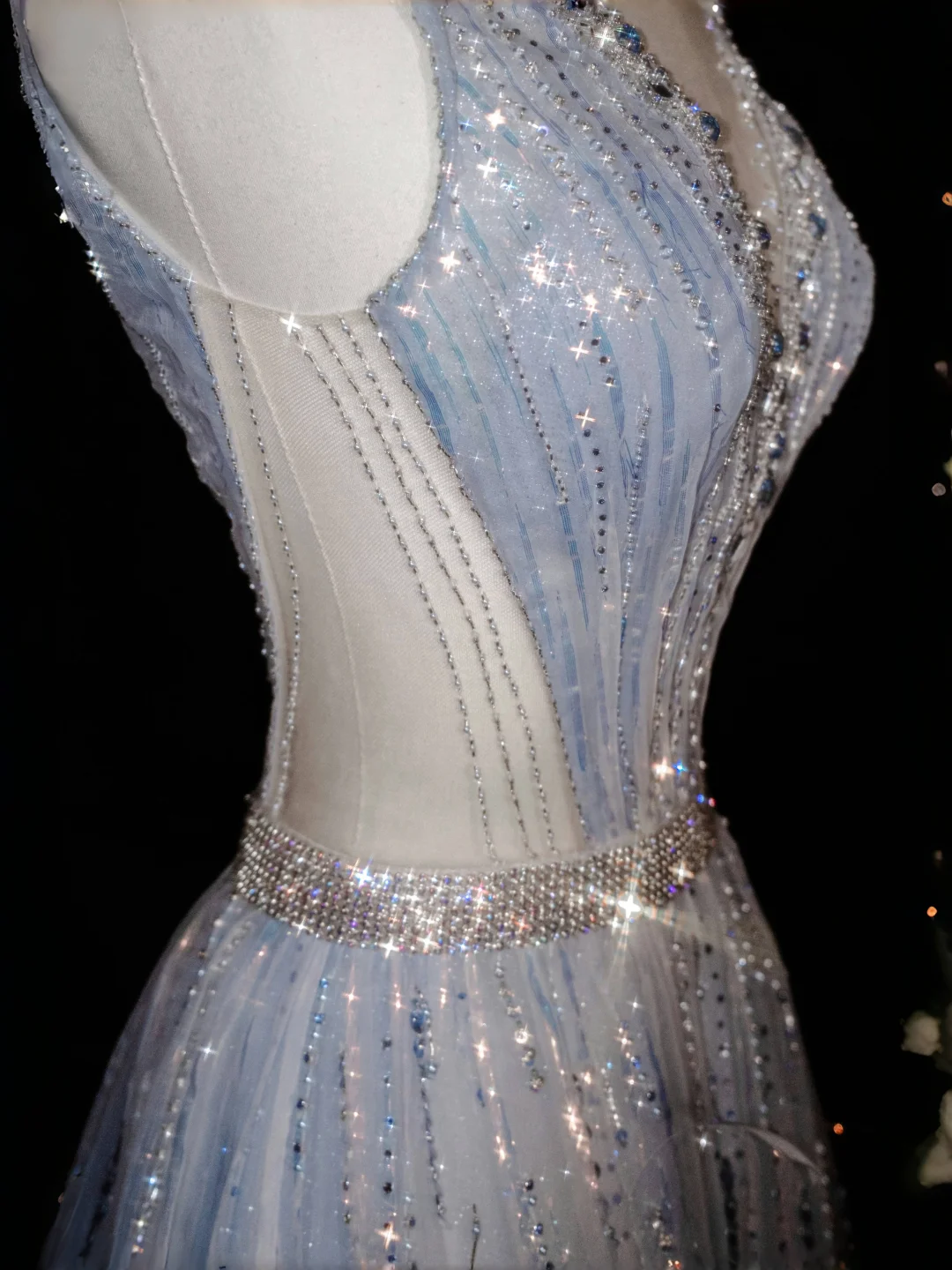 Vestido de noche de corte A, corte glamuroso, con escote en V, tul, cuentas y plumas, modelo Y8682