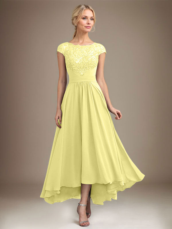 Vestido de novia de corte asimétrico, corte en A, escote ilusión, encaje y gasa con pliegues. 