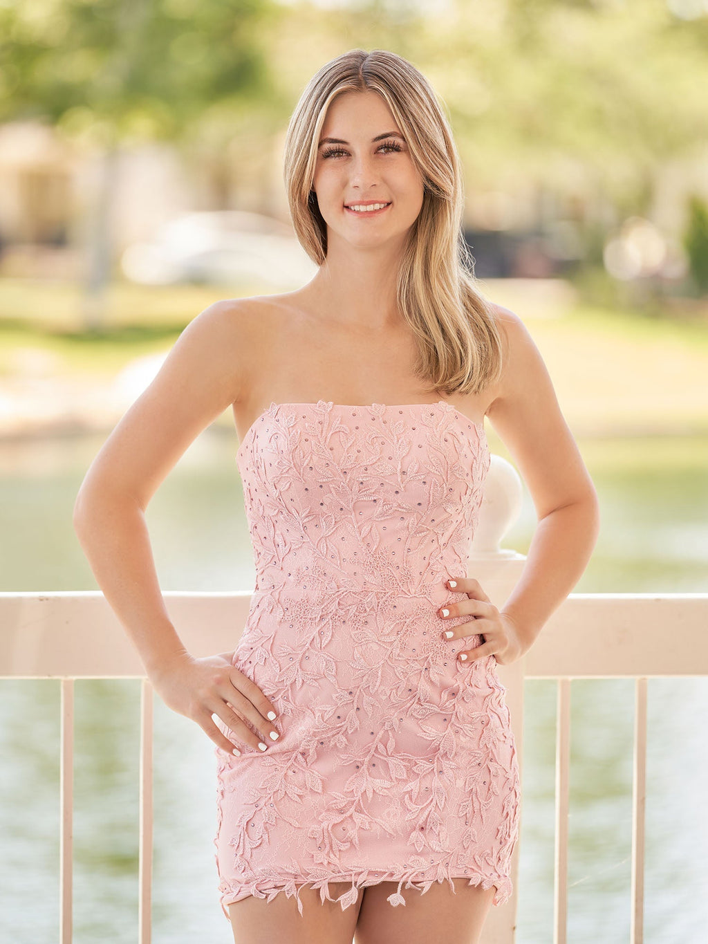 Robe de bal rose moulante courte en dentelle avec appliques