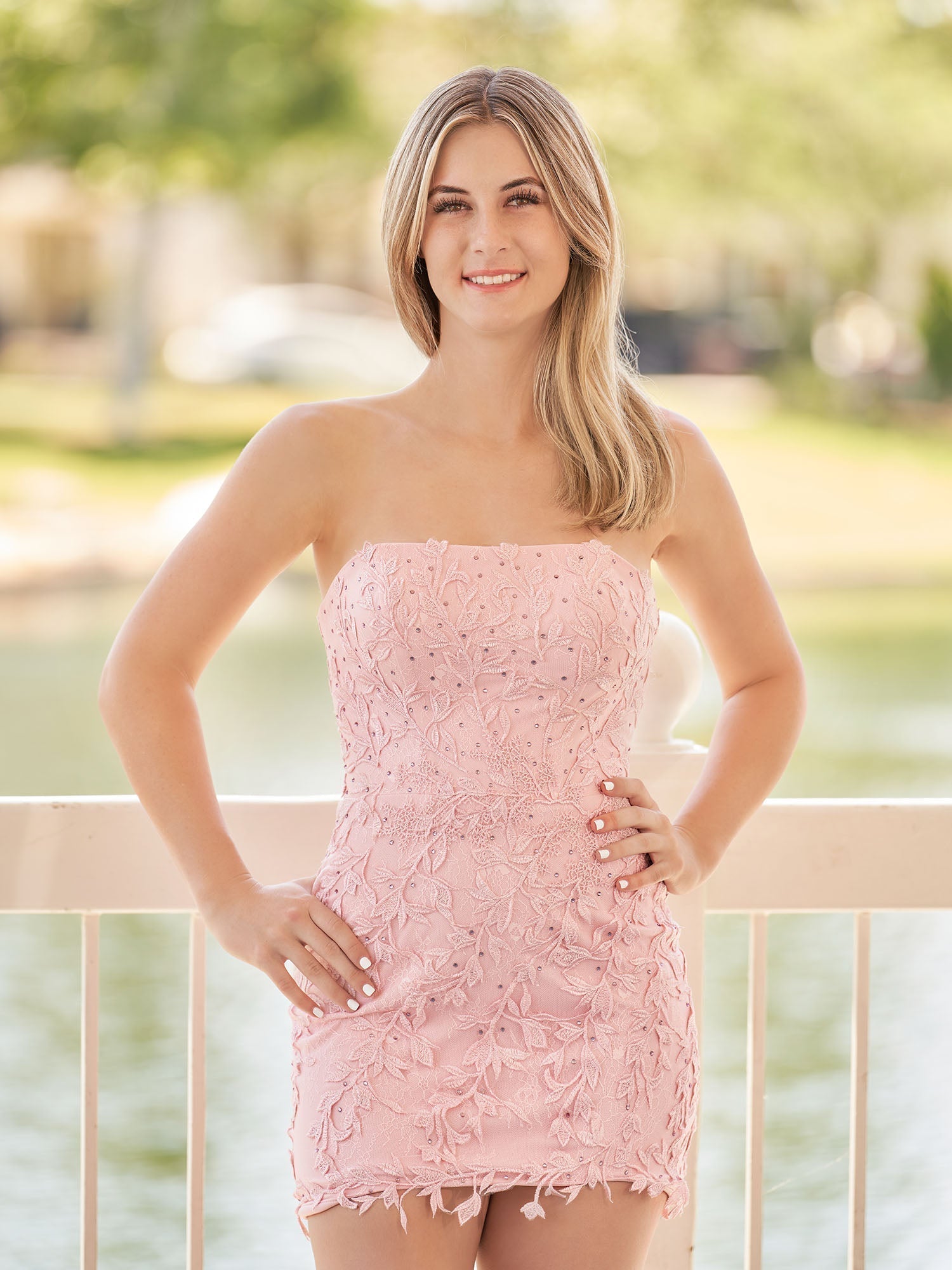Robe de bal rose moulante courte en dentelle avec appliques