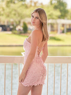Robe de bal rose moulante courte en dentelle avec appliques