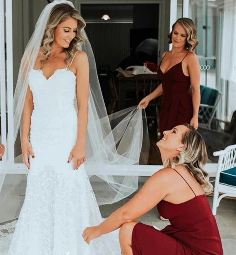 Vestidos de dama de honor sencillos de gasa con escote en V y tirantes finos en color burdeos