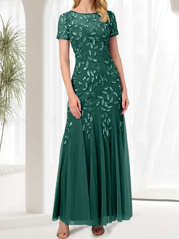Robe longue bleue sirène à col rond ornée de perles, idéale pour la mère de la mariée