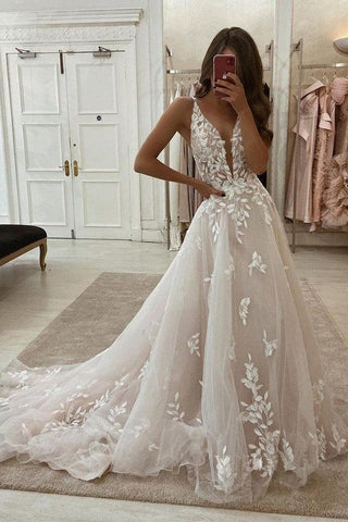 Vestido de novia romántico de encaje con escote en V profundo y cola WD593
