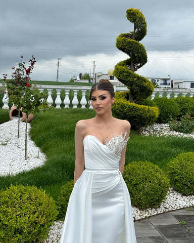 Vestido de novia blanco de satén con escote corazón, sin mangas y pedrería, corte en A, de diseñador