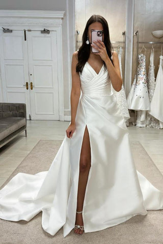 Robe de mariée longue trapèze en satin simple, sans manches, avec fente et col en V.