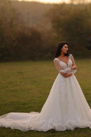 Vestidos de novia de encaje blanco de corte largo, corte en A, escote en V y mangas largas, diseñados por diseñadores.