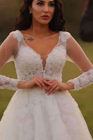 Vestidos de novia de encaje blanco de corte largo, corte en A, escote en V y mangas largas, diseñados por diseñadores.