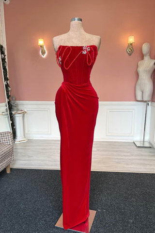 Vestido de fiesta largo rojo de terciopelo sin tirantes con joyas de diseñador