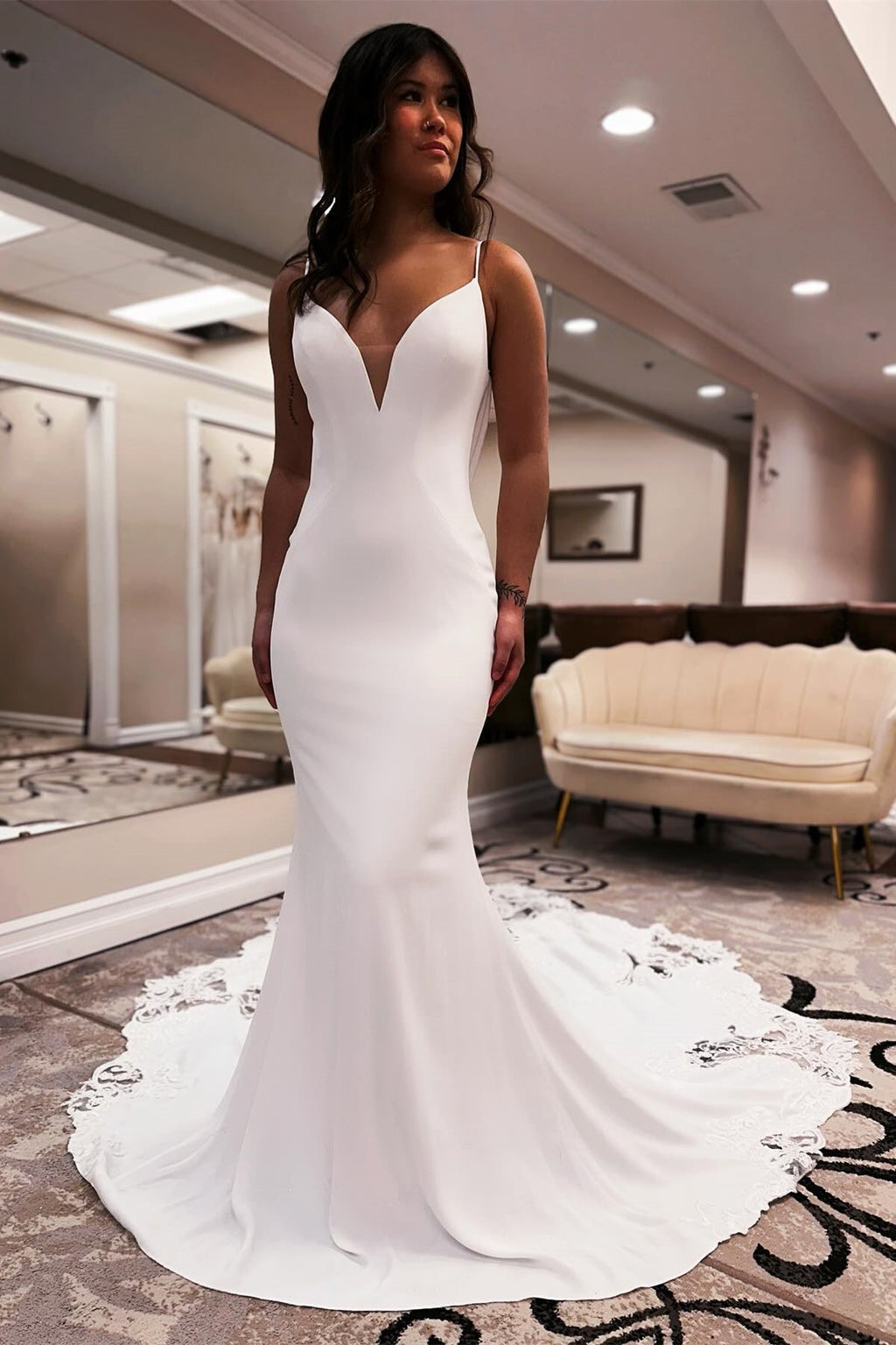 Robe de mariée sirène de créateur, bretelles spaghetti, sans manches, ornée d'appliqués en satin et dentelle, dos nu et traîne.