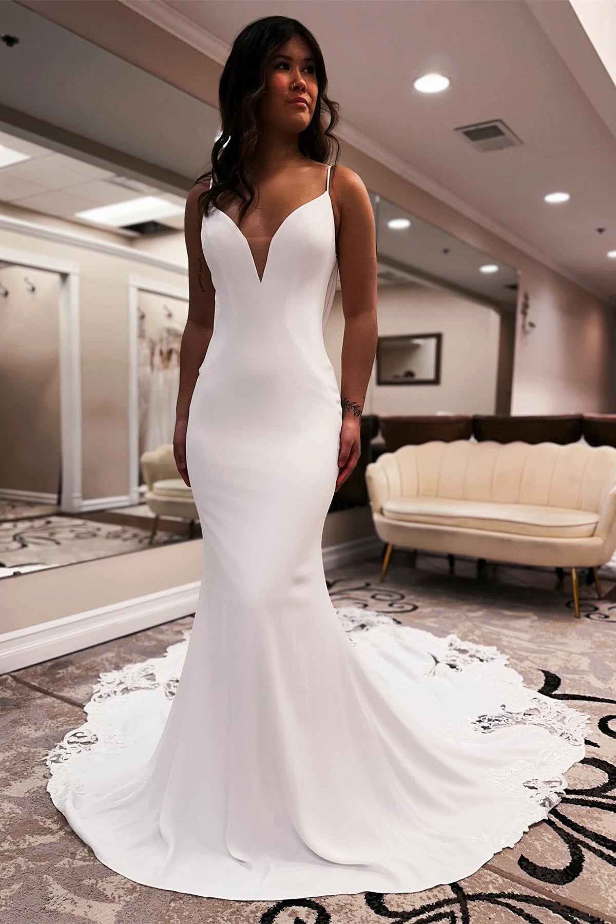Robe de mariée sirène de créateur, bretelles spaghetti, sans manches, ornée d'appliqués en satin et dentelle, dos nu et traîne.
