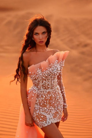 Vestido de fiesta corto de encaje color coral, de un solo hombro y manga larga, con perlas.