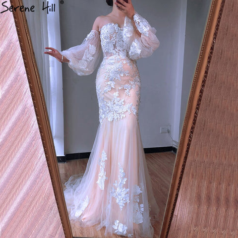 Vestidos de novia estilo sirena, color blanco nude, sexys, estilo Dubai, colección 2025, con mangas abullonadas, flores y pedrería. Modelo LA70417. Hechos a medida. 