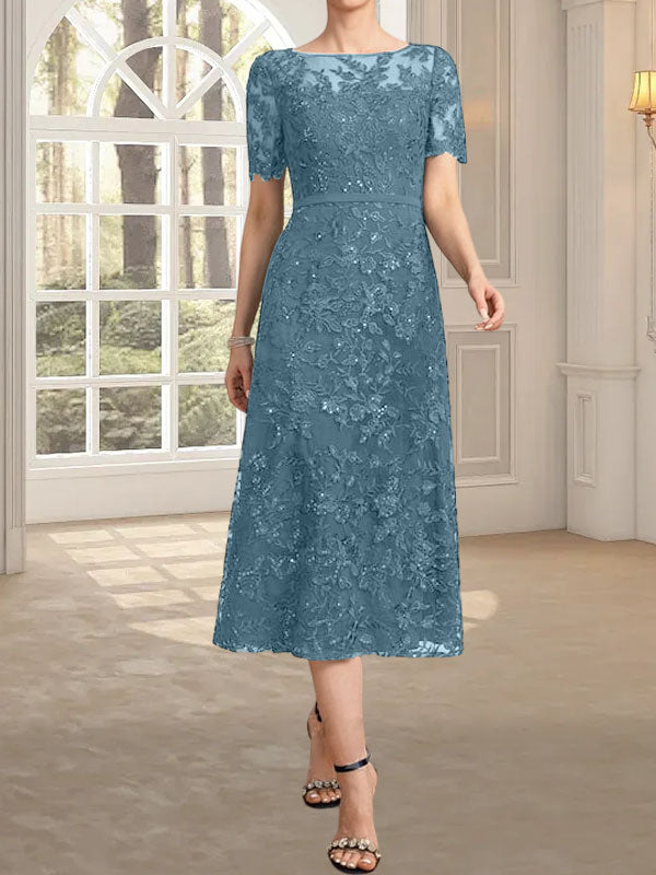 Vestido de novia de encaje con lentejuelas, corte en A, escote redondo ilusión y largo hasta la rodilla.