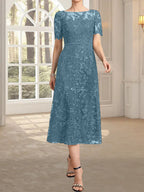Vestido de novia de encaje con lentejuelas, corte en A, escote redondo ilusión y largo hasta la rodilla.