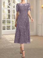 Vestido de novia de encaje con lentejuelas, corte en A, escote redondo ilusión y largo hasta la rodilla.